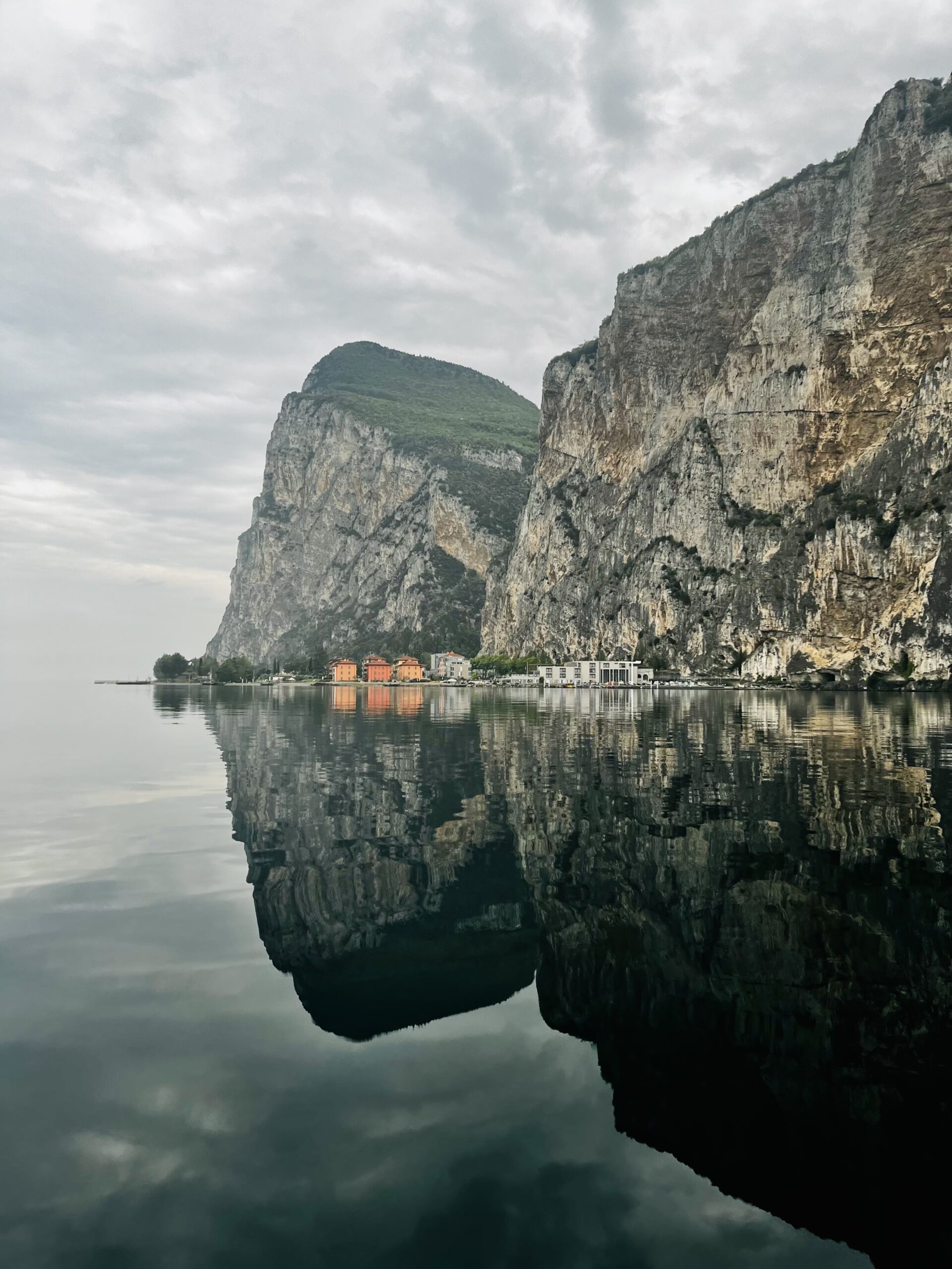 Campione del Garda che si specchia nel lago